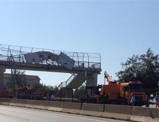 Truck hits overpass in Istanbul, no casualties