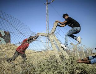 US-led strikes hit jihadists attacking Syria Kurd town on Turkish border