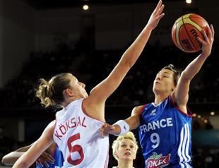 Turkish women prevail in thriller over France on opening day of world champs