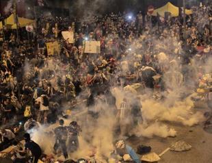 Police resorts to tear gas to break up Hong Kong democracy protesters