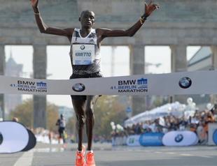 Kenyan Kimetto smashes marathon record in Berlin