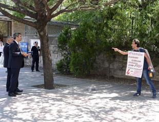 Man threatens to set himself alight in front of Turkish Parliament