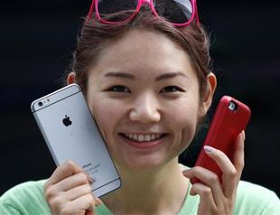 Apple sees record demand for new iPhones