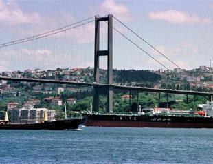 Record number of ships sail through Bosphorus in 2014