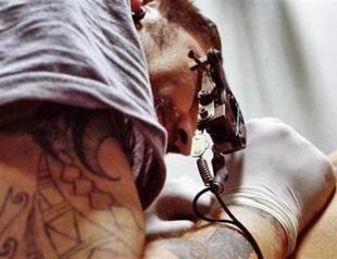 Tattooist offers to tattoo names of Alzheimer patients in İzmir