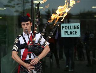 Crowds flock to Scotlands crucial referendum