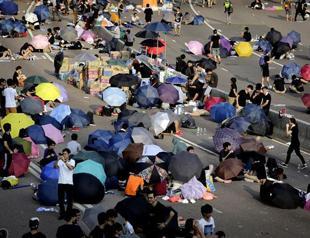 Democracy protestors ignore Hong Kong leaders call to end demo