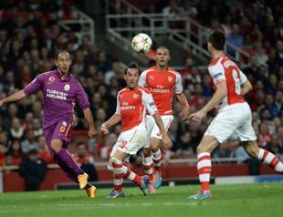 Arsenal demolishes Galatasaray with Welbeck treble