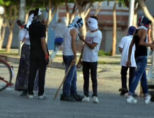Skirted male protester raises eyebrows in Turkey
