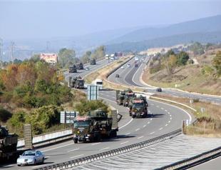 Turkey moves tanks from west to Syrian border