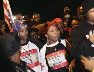 Thousands march in Ferguson to protest police violence