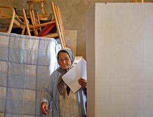 Bosnians vote amid ethnic splits, economic concerns