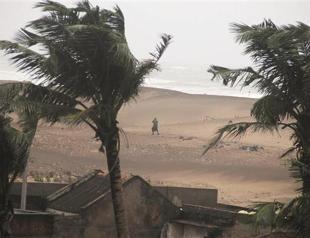 Cyclone Hudhud hammers India’s eastern seaboard