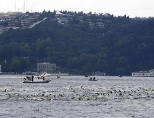 Over 1,600 people swim in Cross-Continental Race across Istanbul’s Bosphorus