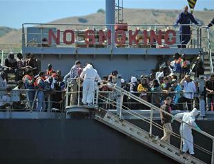 Italy rescues 1,800 migrants over weekend, five bodies recovered