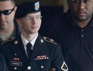 Manning sues US Defense Department for gender treatment