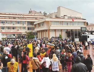 Teachers strike against gov’t education policies