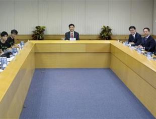 Hong Kong government, democracy protest leaders begin talks