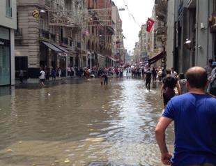 İstiklal Avenue flooded as heavy rains hit Istanbul