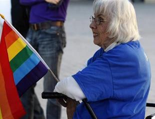 US Supreme Court clears way for gay marriage, allowing weddings in five more states