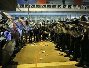 Hong Kong street clashes erupt despite imminent talks