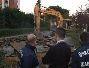 Police escorted bulldozer enters Istanbul grove at dawn, driving locals to streets