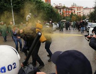 Police resort to tear gas against protesters at Istanbul grove