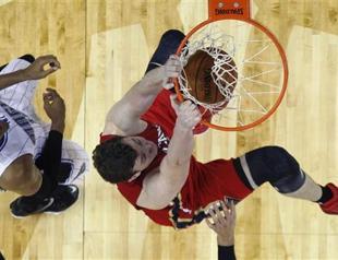 Turkish center Ömer Aşık shines in debut for the Pelicans