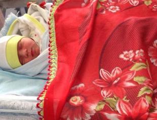 Miner becomes father while still trapped underground