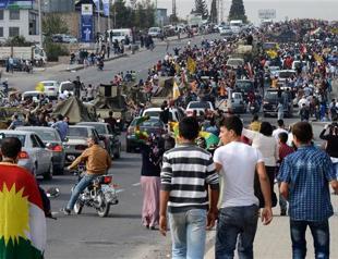 VIDEO: Peshmerga troops cheered by crowd while crossing southeastern Turkey