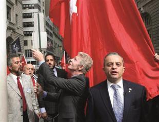 ‘Midnight Express’ author raises Turkish flag