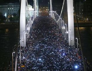 Hungarys Orban scraps Internet tax after demos