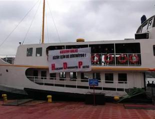 Protesters occupy Istanbul ferry to denounce ISIL’s Kobane assault, face passengers’ anger