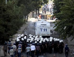 Turkish government empowers police amid Kurdish dialogue