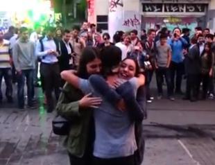 VIDEO: ‘Free hugger’ on Istanbul’s iconic thoroughfare fined by police