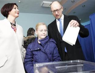 Ukraine votes in poll likely to strengthen presidents hand