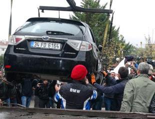 Protesters park cars to block access to mosque construction site at Istanbul grove