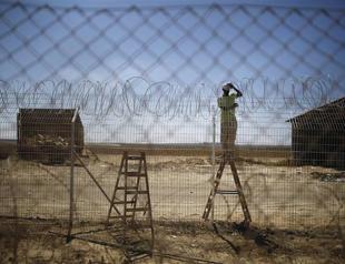 Israel closes Gaza border crossings after rocket fire
