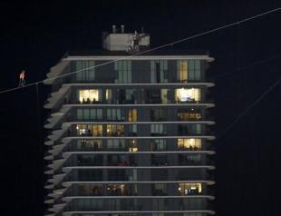 US daredevil walks rope between towers blindfolded