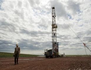 Oil extends losses on Saudi price cuts for US markets