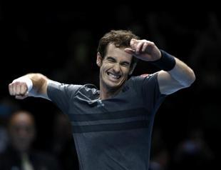 Murray keeps semi bid alive, Federer strolls