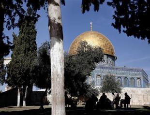 Israel lifts age bar on Jerusalem mosque prayers: police