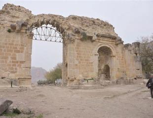 Anavarza in Anatolia has richness of 10 ancient cities