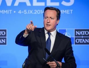 British PM heads north as Scotland vote tightens