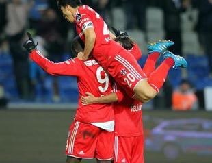 Beşiktaş rises on Demba Bas shoulders