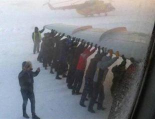Passengers get out and push frozen Siberian plane