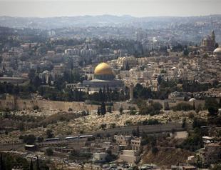 Palestinians, police clash at Jerusalem flashpoint