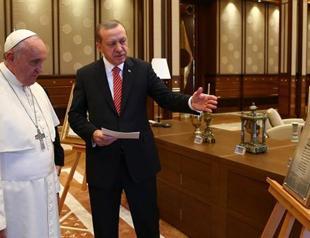 Pope Francis receives Ottoman gifts in Turkey