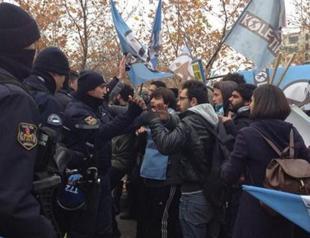 With punches and tear gas, Turkish police disperse students near presidential palace