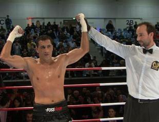 Turkish boxer sells gloves for Kobane refugee children